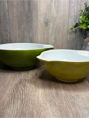 Vintage Pyrex 443 & 444 Mixing Bowls Green White Set 2.5QT 4QT USA